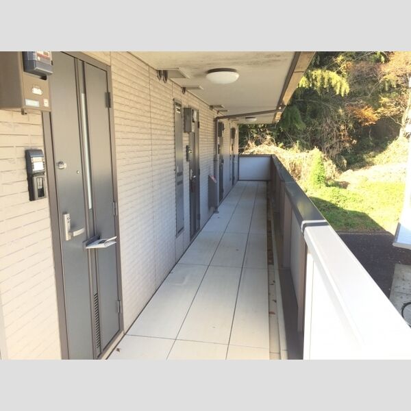 クレセント・シェル 2階玄関前共用廊下