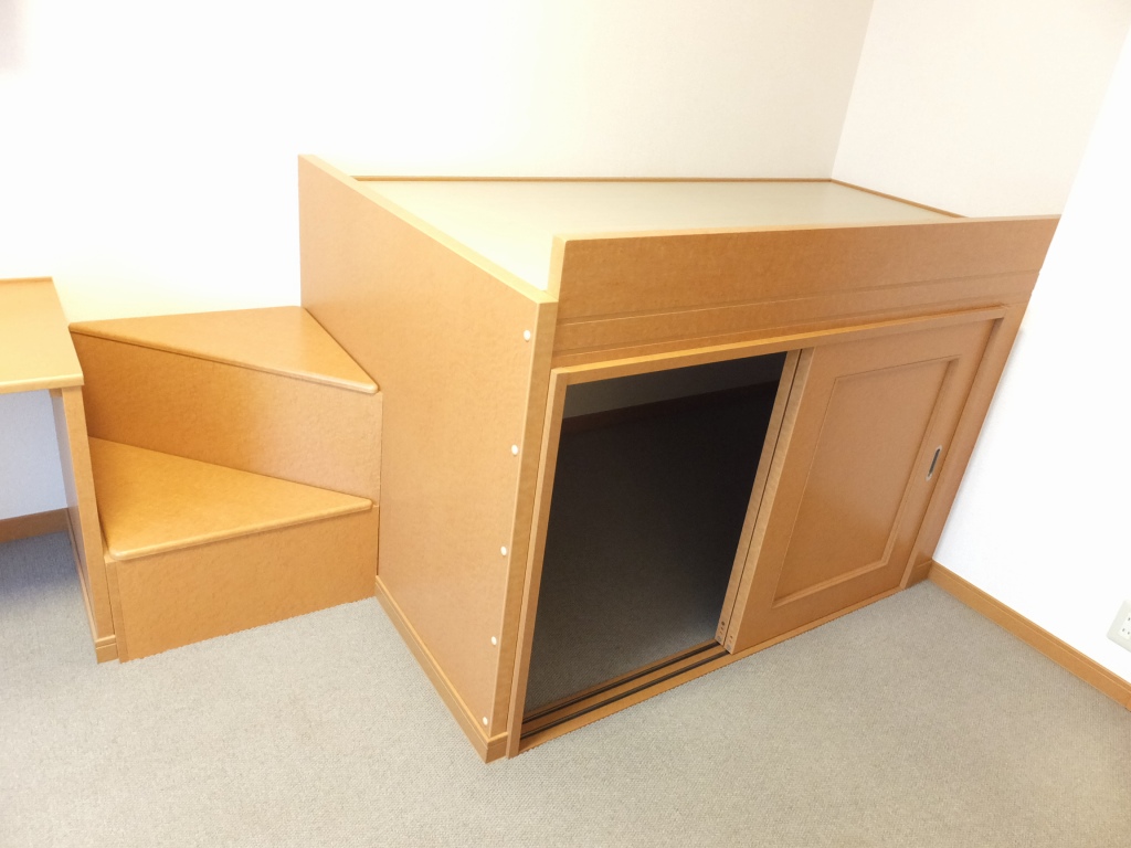 レオパレスマシューⅠ207号室 ベット下も収納になっているのが人気のポイントです！