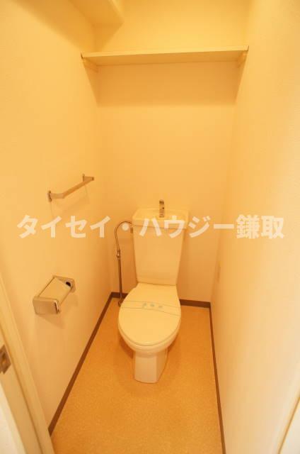 オーシャンビュー参番館0406号室 上部に棚のあるトイレです