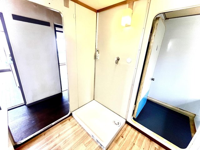 くずは台団地7号棟303号室 室内洗濯機置き場が完備してあるので安心してお洗濯できます