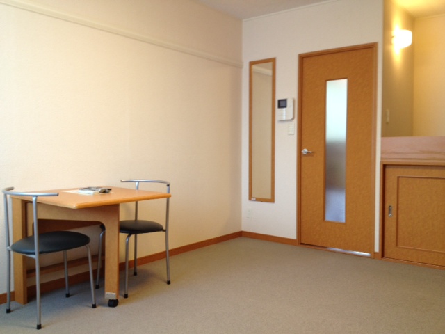 レオパレスイーストハイム銚子209号室 備え付けのベッドにも収納充実