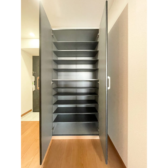 アーバハイツ六町環七北通り0502号室 靴箱