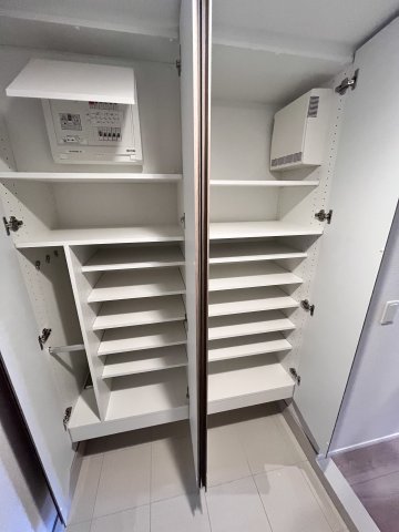 びゅうリエット横浜平沼 玄関シューズボックス　※別号室の参考写真です(現況優先・仕様違いの場合あり)