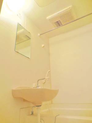 レオパレスＭＫⅢ203号室 雨の日も安心♪浴室換気乾燥機付きです！