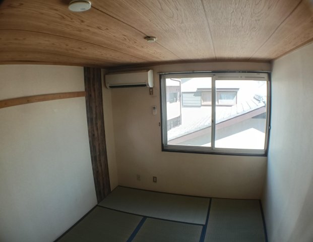 メゾンクレール 和室は東側に窓。午前中の陽射しが爽やか。