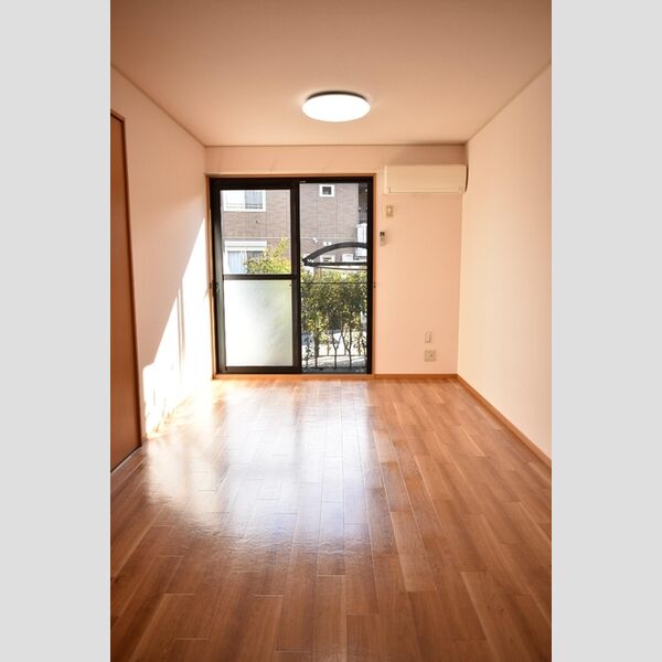 コアロード101号室 リビング(東向)