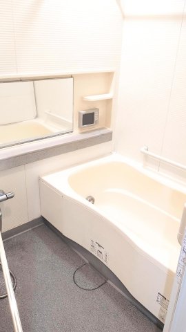 ファミール銀座イースト14階 床室に手すりや物干し、シャンプーが置ける棚があり快適です。