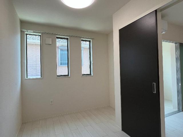 ラヴィグレイス203号室 洋室