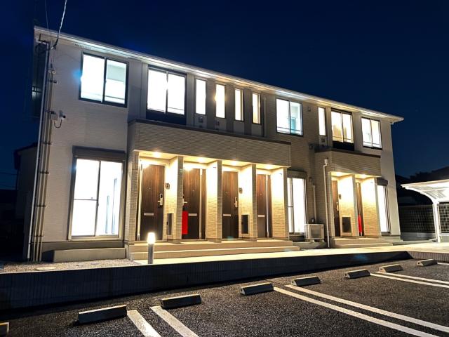 レーヴ 外観写真（夜）