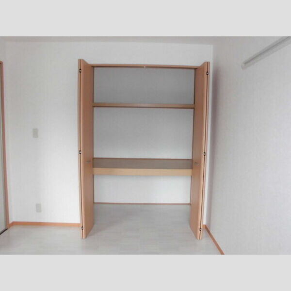 サンライズ　B 南側洋室物入れ