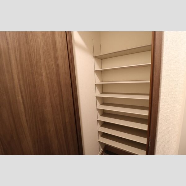 セレスティア白鳥106号室 玄関収納