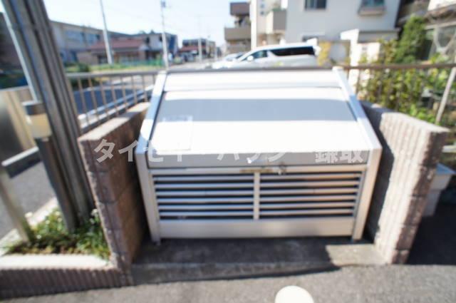 ファミールＡＯＫＩ0301号室 敷地内にごみ置場もあります。