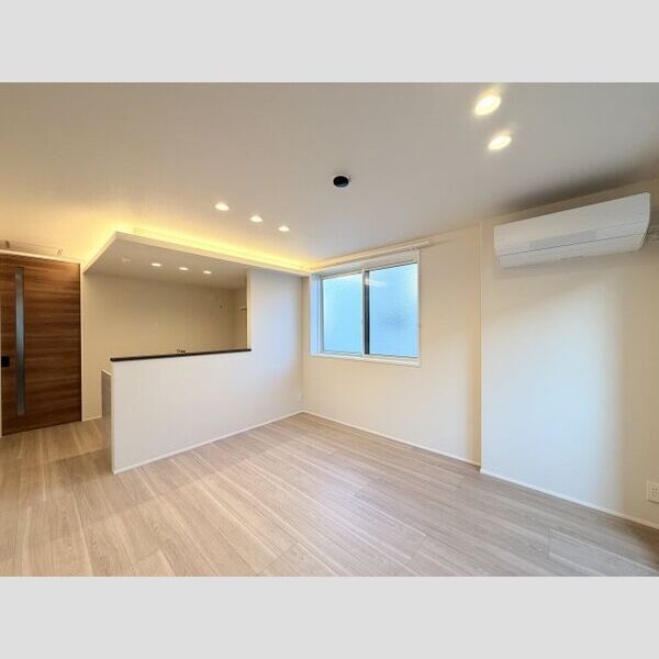 フレジア 間接照明とダウンライトが印象的なリビング♪