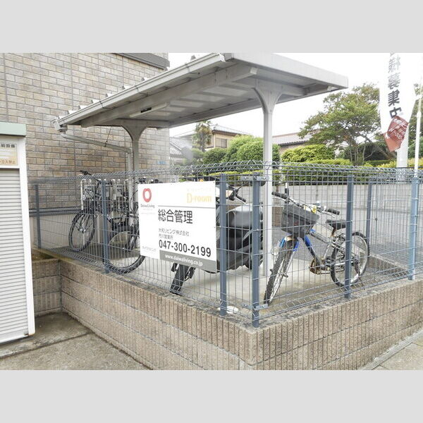 メゾン・ルミエール101号室 駐輪場