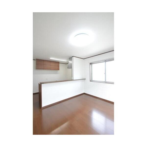 桜山レジデンス4号室 リビング