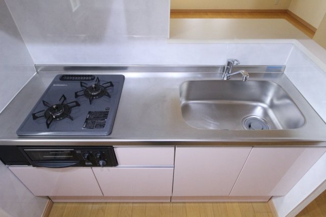 メゾンオルテ2階 システムキッチン（2口ガスコンロ・グリル付）