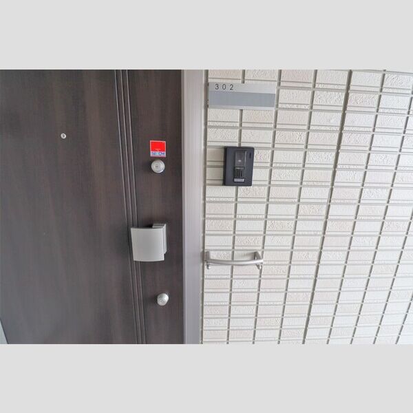 ルーデンス湘南Ⅱ 玄関　TVインターフォン・傘かけがついています