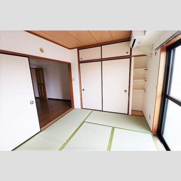 パインツリーコート305号室 和室　6帖