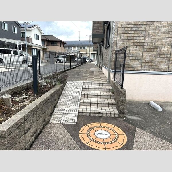 アヴァンセ八幡　ABA101号室 エントランス