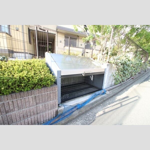 i スクエア wing101号室 敷地内ごみ置き場