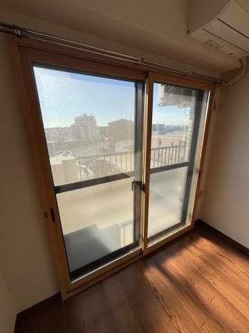 幸栄パレス602号室 二重サッシの為、防音となっています。