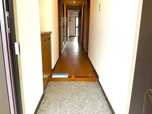 ライオンズマンション上福岡4階 共有部からの室内　※撮影2025年11月