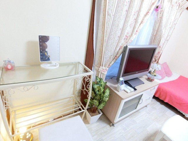 サンホワイト203号室 コンソールテーブルで化粧台やパソコン作業に最適です