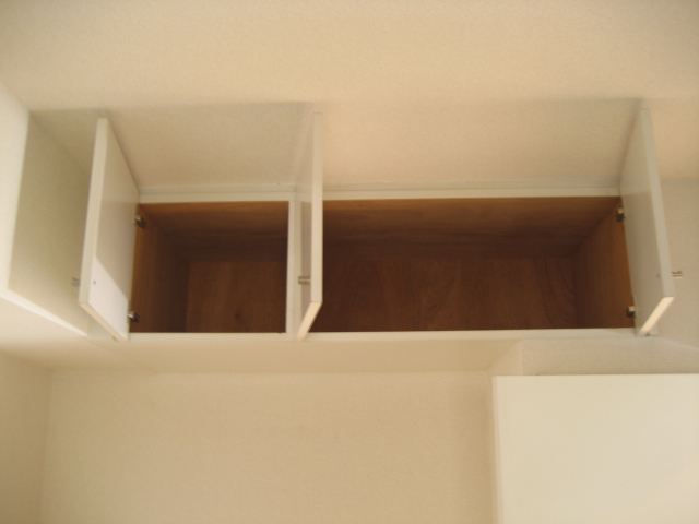 引地台ハイツ0102号室 洋室２　上部収納　※別号室の参考写真です(現況優先・仕様違いの場合あり)