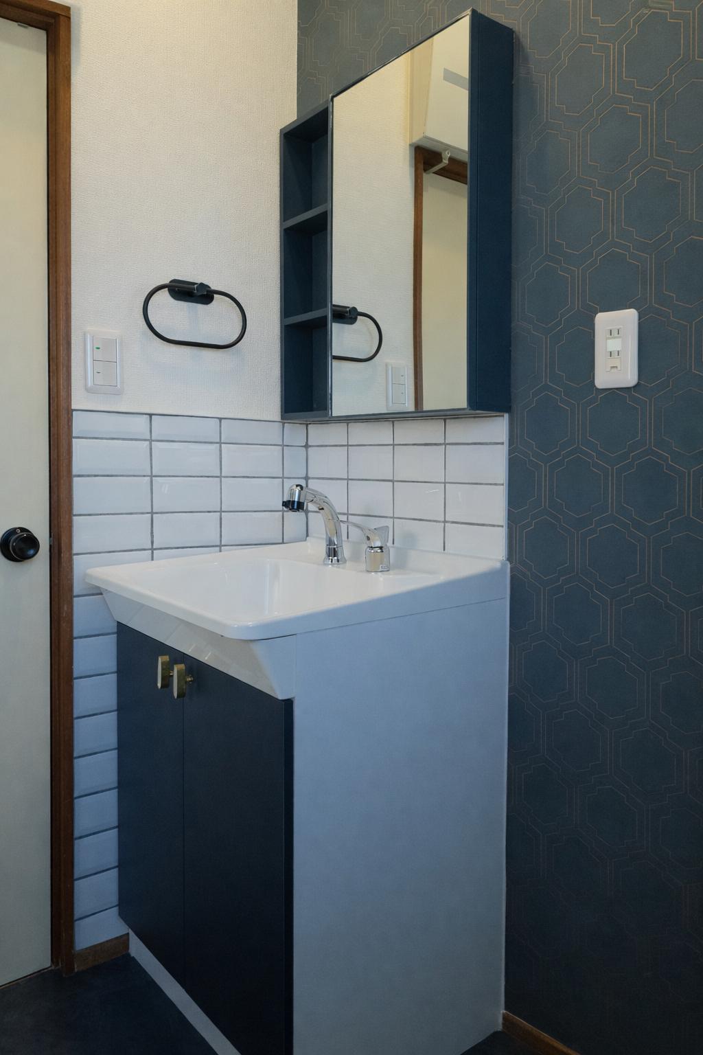 北欧andフレンチのデザイナーズリノベ戸建 フレンチタイプの壁紙とおしゃれな洗面台。