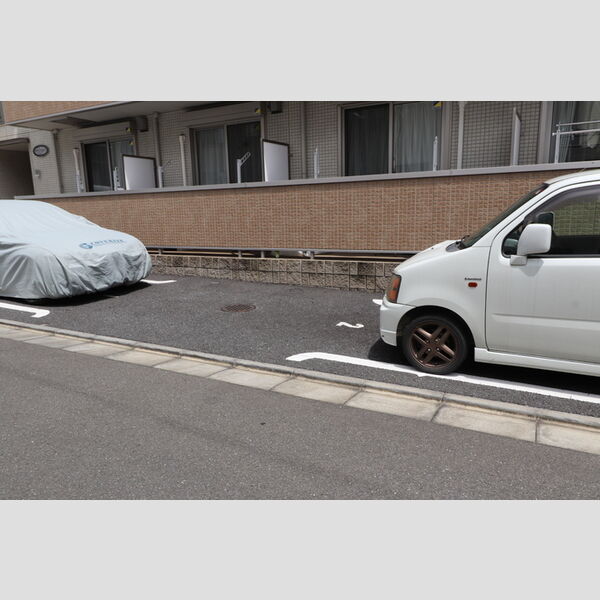 クイーン・ヒルズ101号室 駐車場