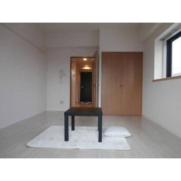 リリーパレスナルシマⅢ0601号室 リビング