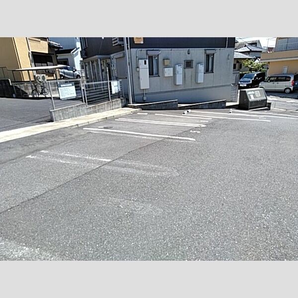 イルミナ102号室 駐車場