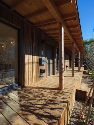 Kizuki Terracehouse 川和台 玄関前のデッキ。植栽も楽しめる空間です。