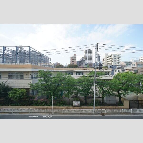 プライムメゾン亀戸301号室 目の前は、目線を遮る建物が無いため開放感があります。