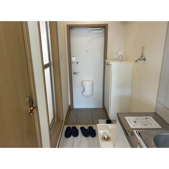 エヴィアン202号室 玄関