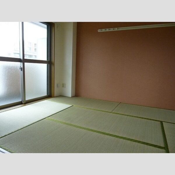 グランパシフィック201号室 和室も寝転がれて良いものですよ♪壁紙をおしゃれにしてます