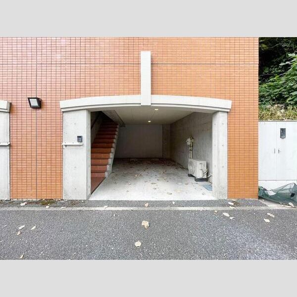 フォレストヒルズ202号室 建物入口
