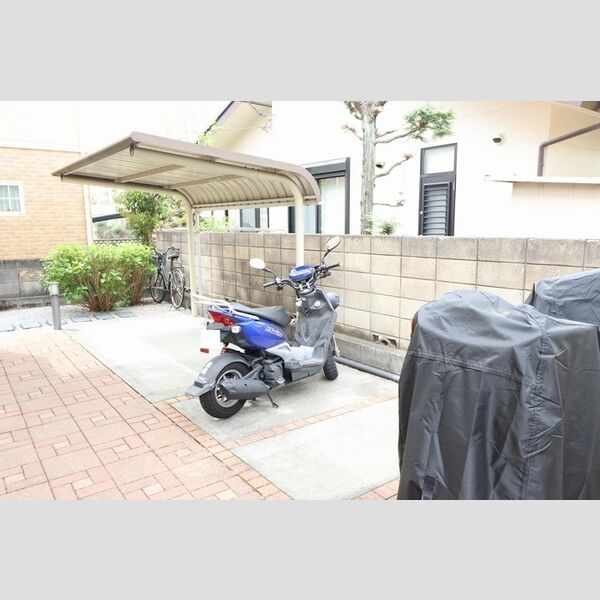 メゾン・ド・シャテーヌ203号室 屋根付き駐輪場、バイク置場