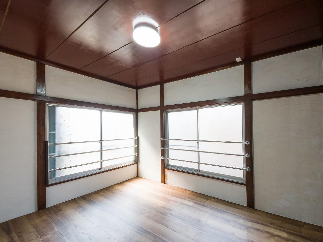 リノベ2階建て戸建・瑞江ハウス　2駅利用可 2階東側６畳の陽当り良好・2面採光のお部屋！収納たっぷり♪