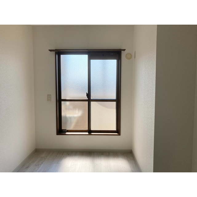 プリムローズ 洋室・玄関・右側