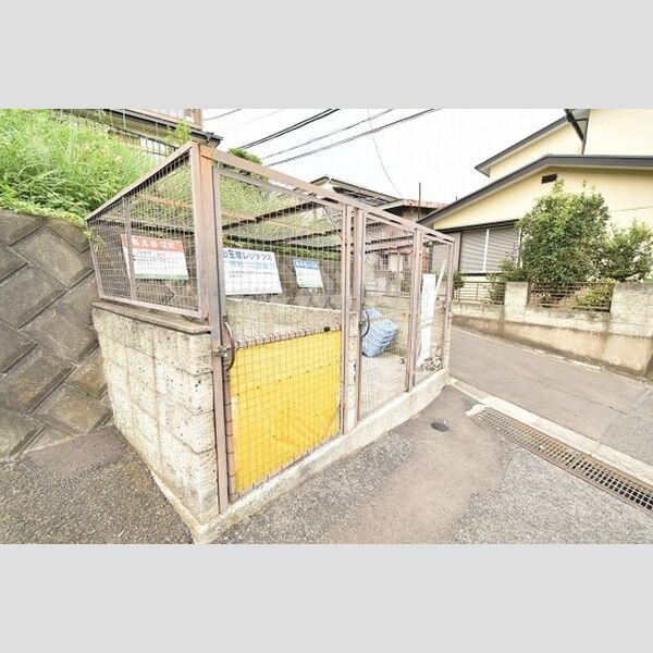 山王塚レジデンス104号室 ゴミ集積場