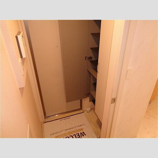 プレミアーレ301号室 玄関