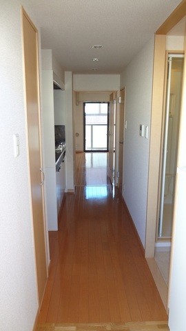 トレセリア横山0502号室 きれいな廊下です♪