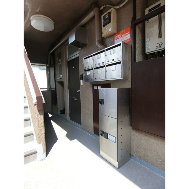 絹山ビル302号室 宅配ボックスあり