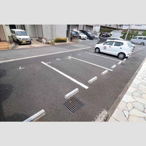ロイヤルクレッセント西登戸 駐車場