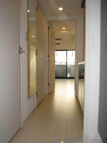 グランド・ガーラ桜木町駅前7階 玄関入ると人感センサー付きライトが照らしてくれます☆