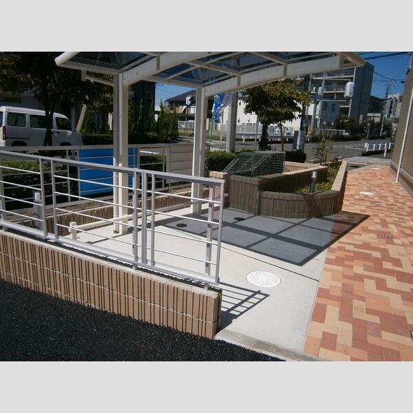 コモド・KⅡ 屋根付き駐輪場