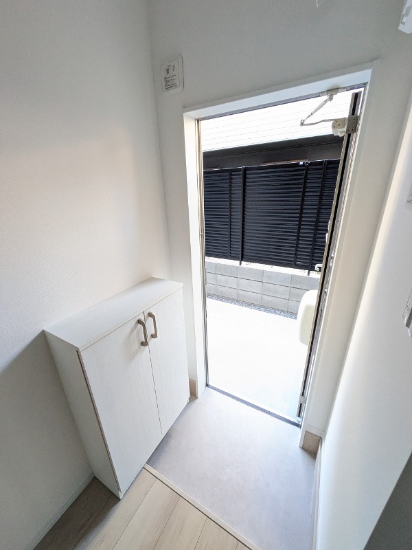 アリスワン南三咲(E-222)1階 玄関