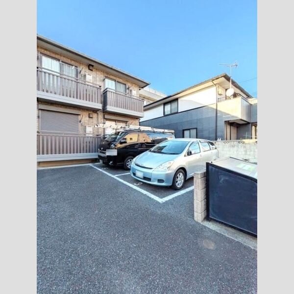 ラ フローラ 駐車場