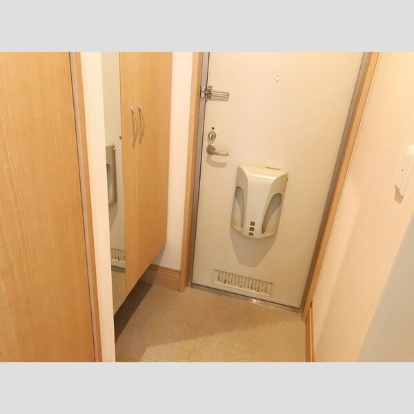 アヴニール102号室 玄関